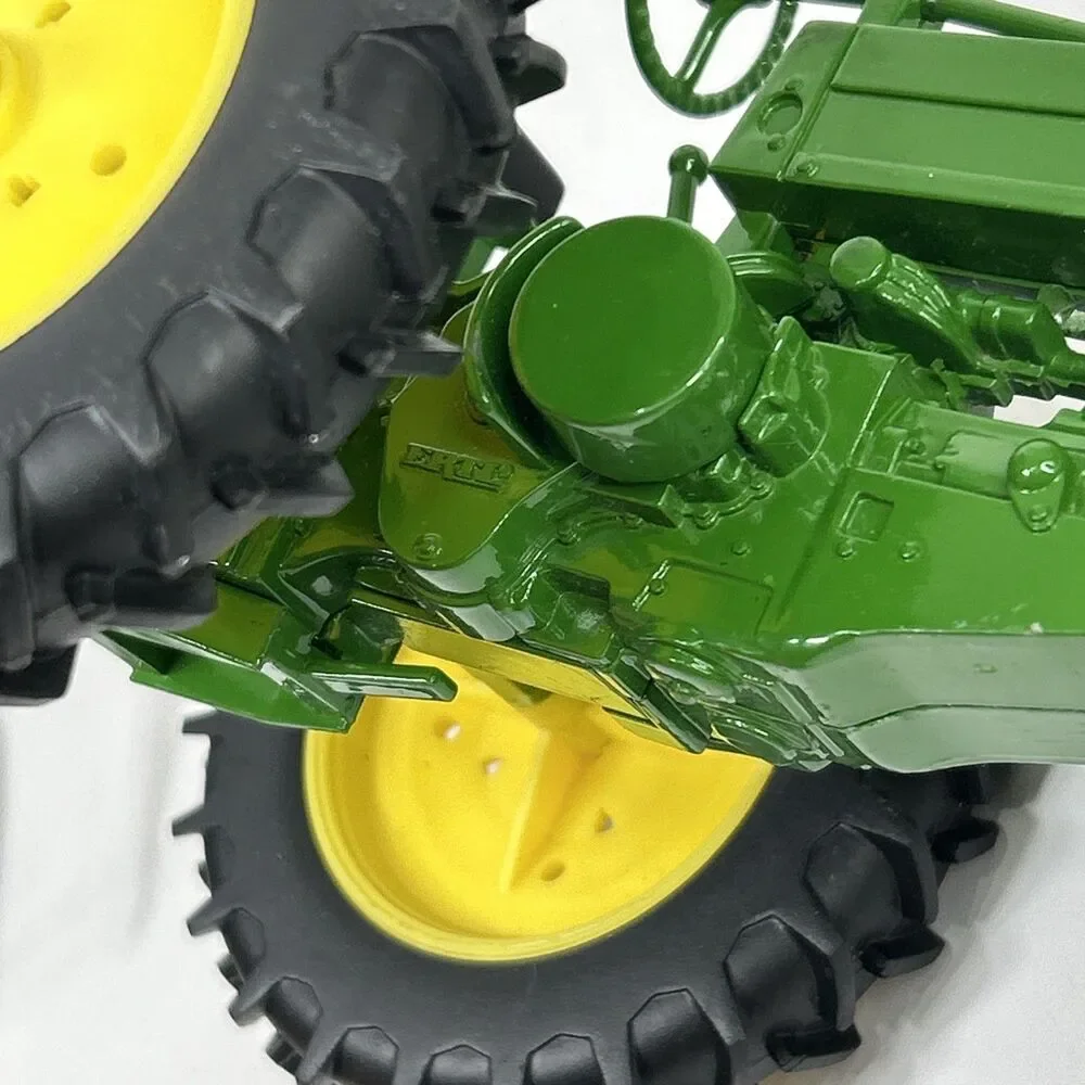 ERTL John Deere Model 60 Tractor 1/16 Die Cast Farm Toy #15189 Green